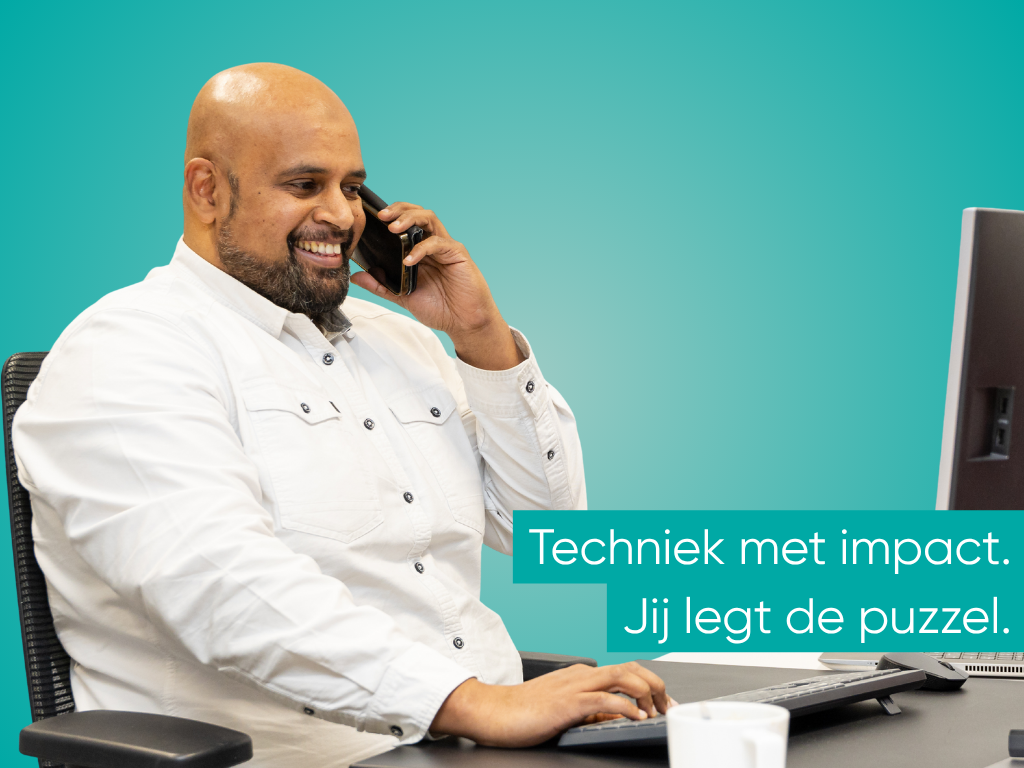 Junior developer in gesprek met klant – werken bij Microsign ERP