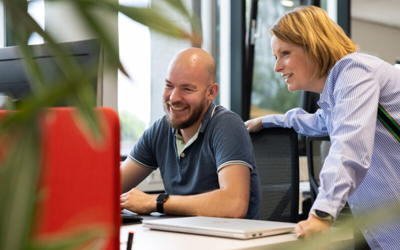 App-ontwikkelaar en collega van Microsign werken samen aan de ontwikkeling van gebruiksvriendelijke bedrijfssoftware.